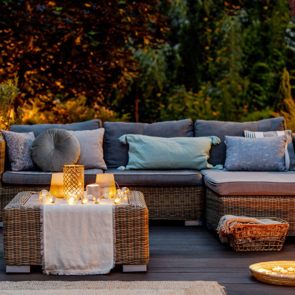 Gartenbeleuchtung: Sitzecke auf der Terrasse mit Kerzen und Windlichtern