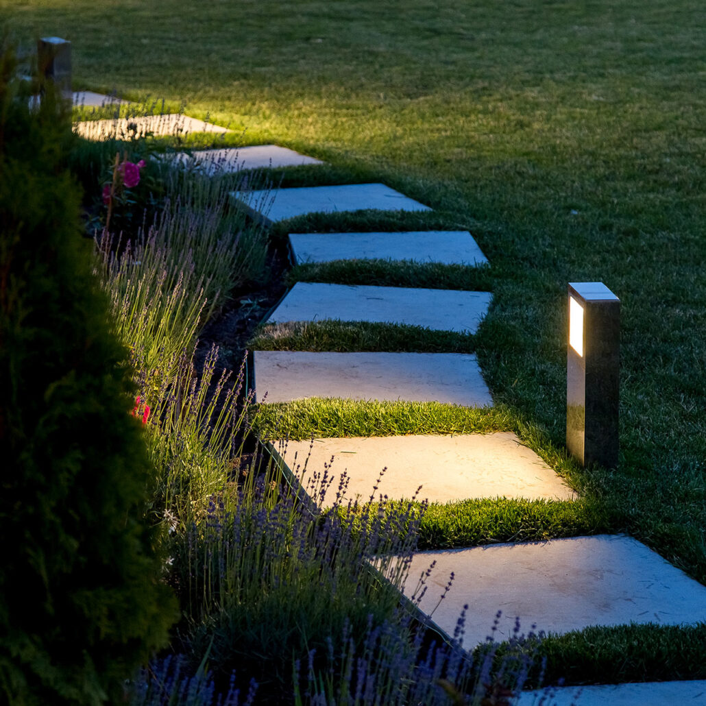 Gartenbeleuchtung: Steinplatten als Weg mit Beleuchtung